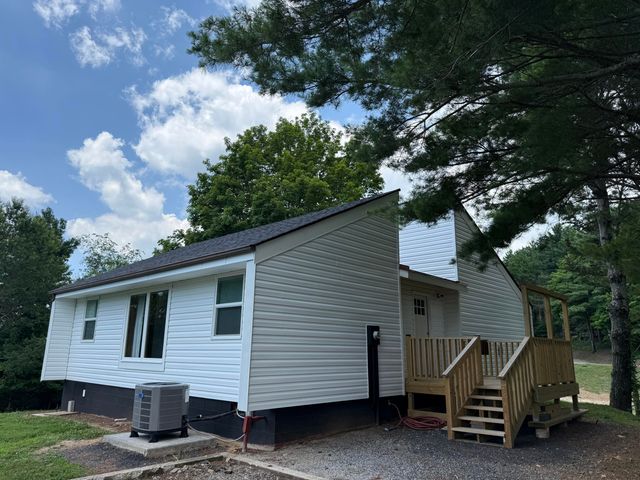 136 Freedom LN, Newport, VA 24128