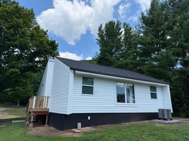 136 Freedom LN, Newport, VA 24128