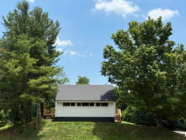 136 Freedom LN, Newport, VA 24128