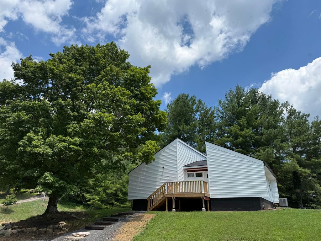 136 Freedom LN, Newport, VA 24128