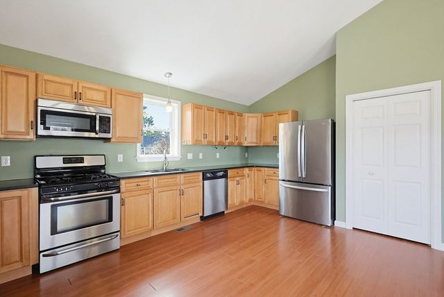 18 Russell St, Westport, MA 02790