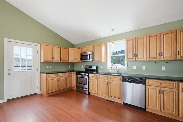 18 Russell St, Westport, MA 02790