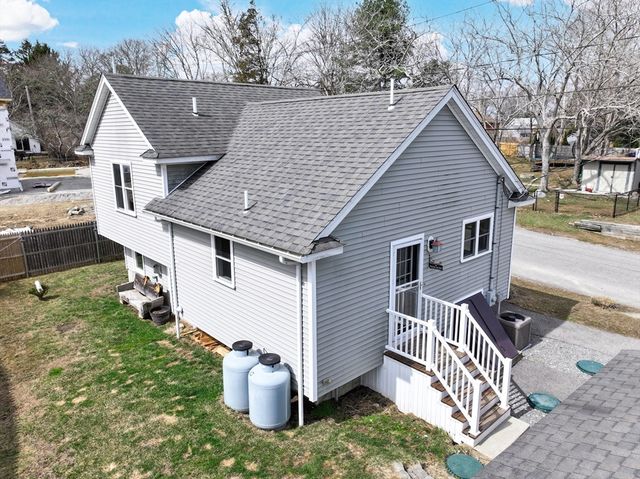 18 Russell St, Westport, MA 02790