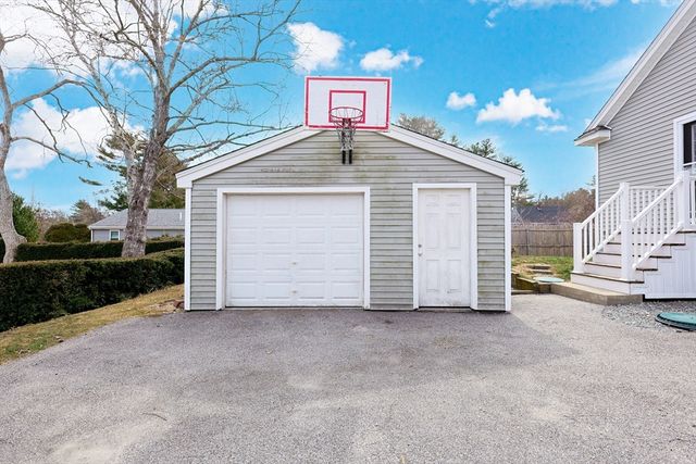 18 Russell St, Westport, MA 02790