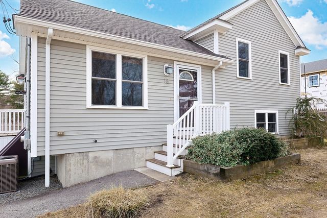 18 Russell St, Westport, MA 02790