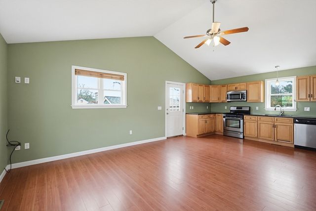 18 Russell St, Westport, MA 02790