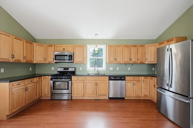 18 Russell St, Westport, MA 02790