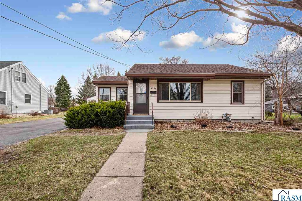 1235 E Main Street, Mankato, MN 56001