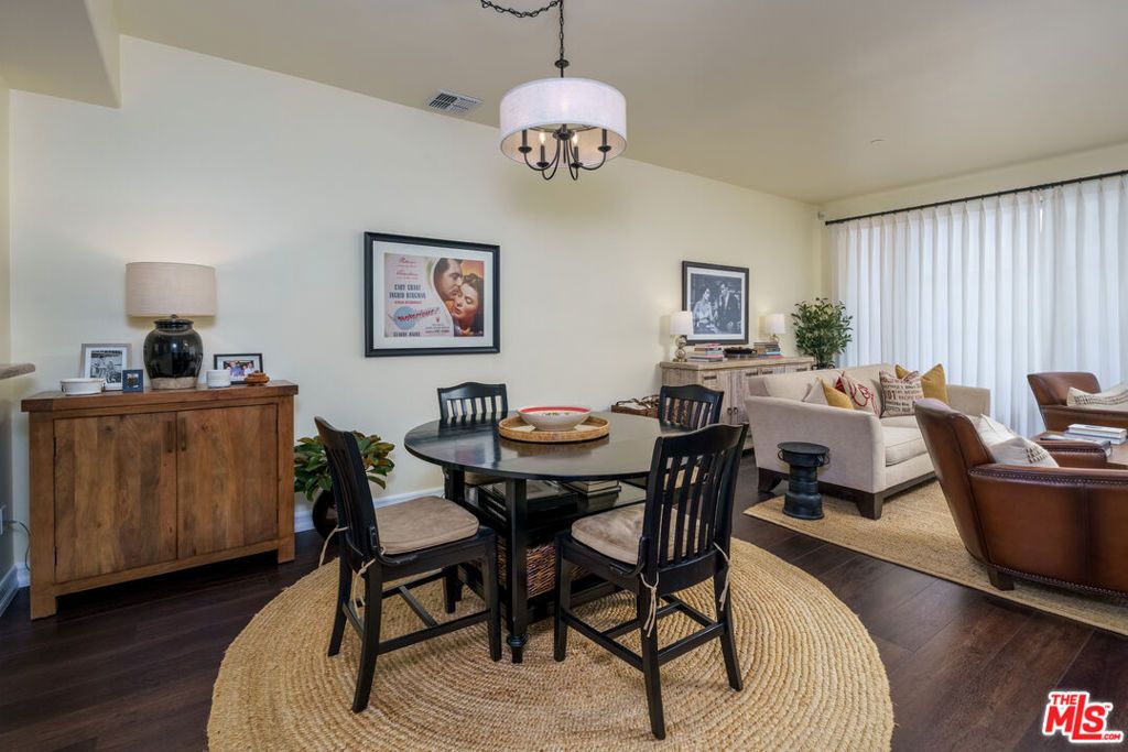 Image 9 of property listing at 4400 Cartwright Avenue 205, Toluca Lake, CA 91602
