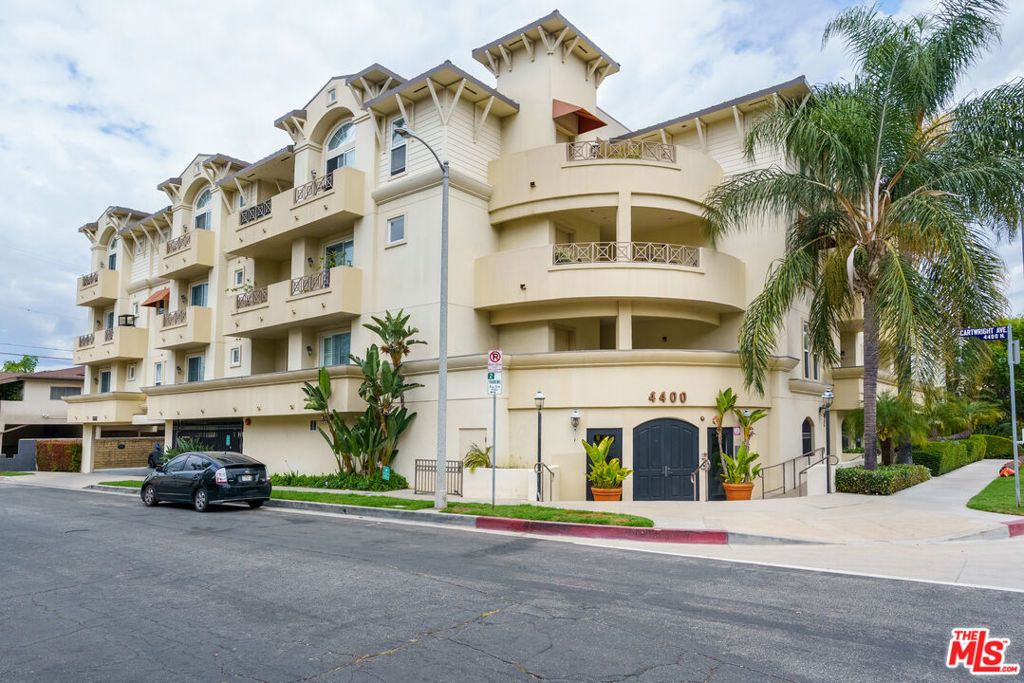Image 3 of property listing at 4400 Cartwright Avenue 205, Toluca Lake, CA 91602