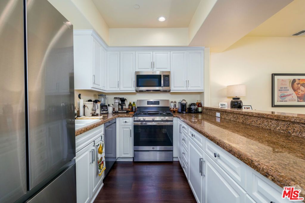 Image 7 of property listing at 4400 Cartwright Avenue 205, Toluca Lake, CA 91602