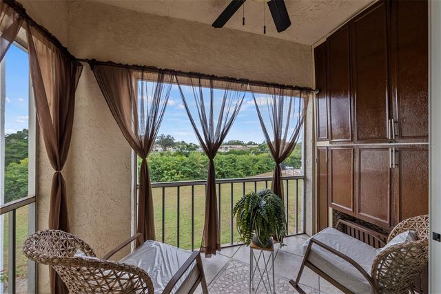 1860 MASSACHUSETTS AVENUE NE 206, St Petersburg, FL 33703