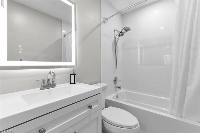 5245 Treetops DR, Naples, FL 34113