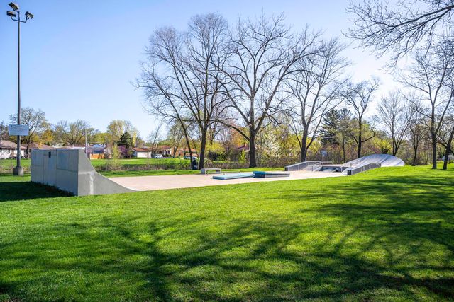 2165 Yellowstone Boulevard, Mundelein, IL 60060