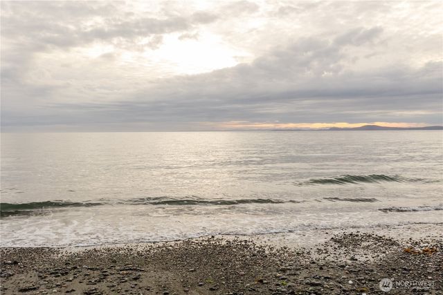 4693 Surfcrest Drive, Oak Harbor, WA 98277