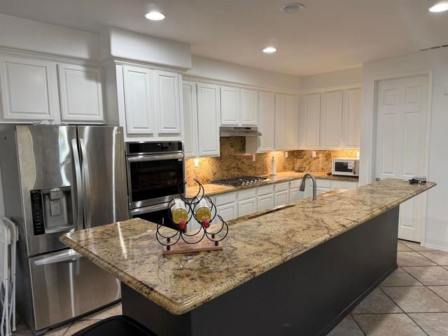 543 Silverhawk Dr, Corona, CA 92879