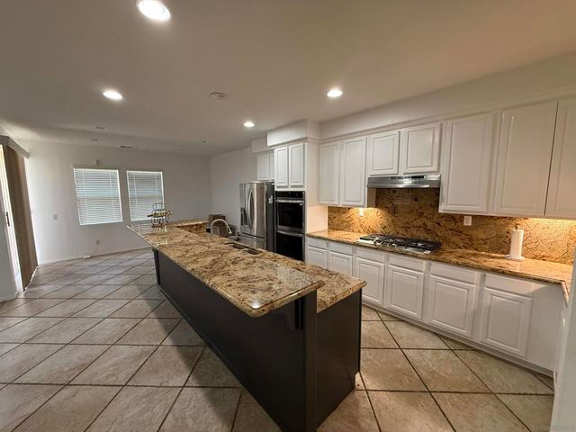 543 Silverhawk Dr, Corona, CA 92879