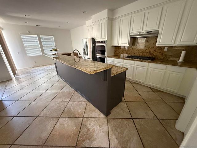 543 Silverhawk Dr, Corona, CA 92879