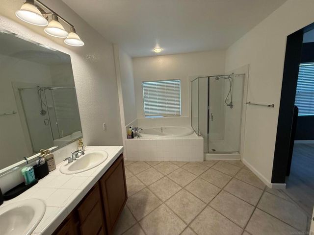 543 Silverhawk Dr, Corona, CA 92879