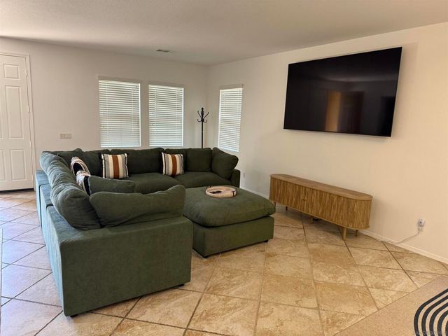 543 Silverhawk Dr, Corona, CA 92879
