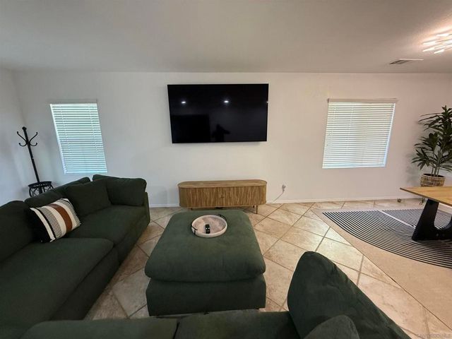 543 Silverhawk Dr, Corona, CA 92879