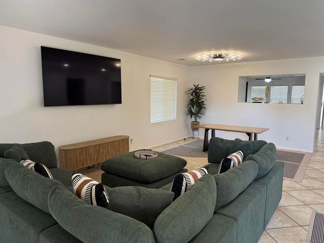 543 Silverhawk Dr, Corona, CA 92879