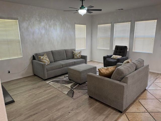 543 Silverhawk Dr, Corona, CA 92879
