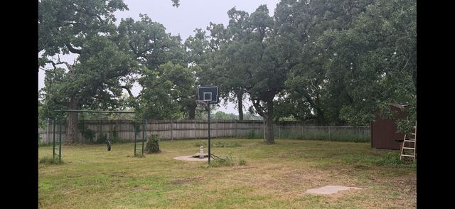 703 W Sherman Street, Chico, TX 76431