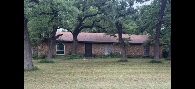 703 W Sherman Street, Chico, TX 76431