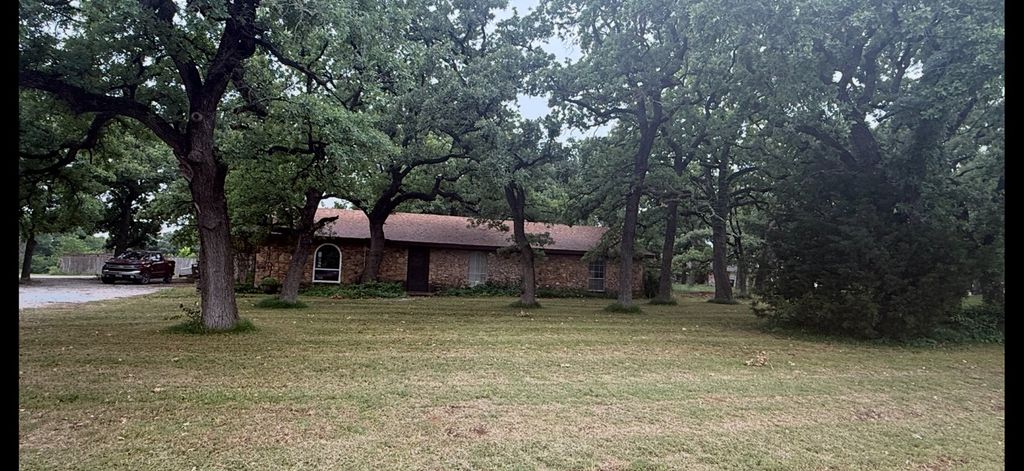 703 W Sherman Street, Chico, TX 76431