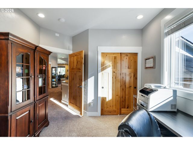 2742 BLUE SPRUCE Dr, Eugene, OR 97405
