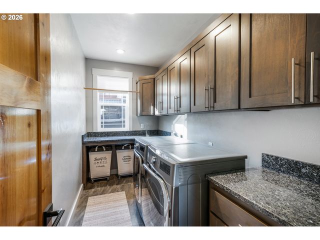 2742 BLUE SPRUCE Dr, Eugene, OR 97405