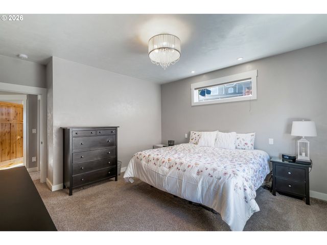 2742 BLUE SPRUCE Dr, Eugene, OR 97405
