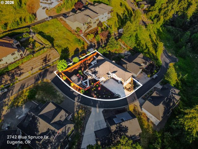 2742 BLUE SPRUCE Dr, Eugene, OR 97405