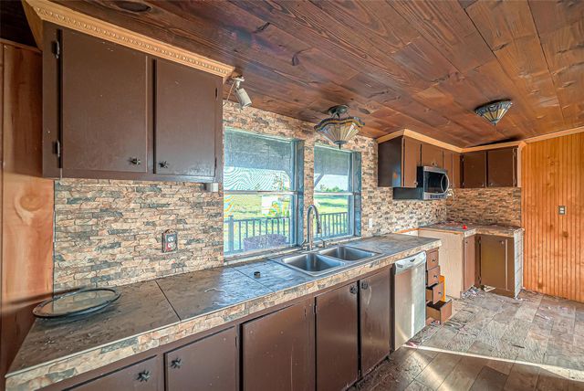 2830 County Road 290, Angleton, TX 77515