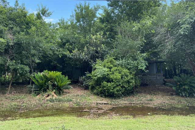 8937 Spruce Street, Hitchcock, TX 77563