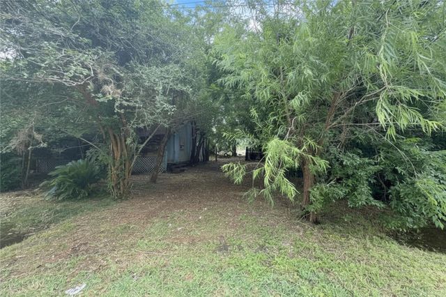 8937 Spruce Street, Hitchcock, TX 77563