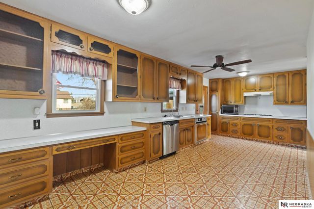 5610 R Street, Omaha, NE 68117