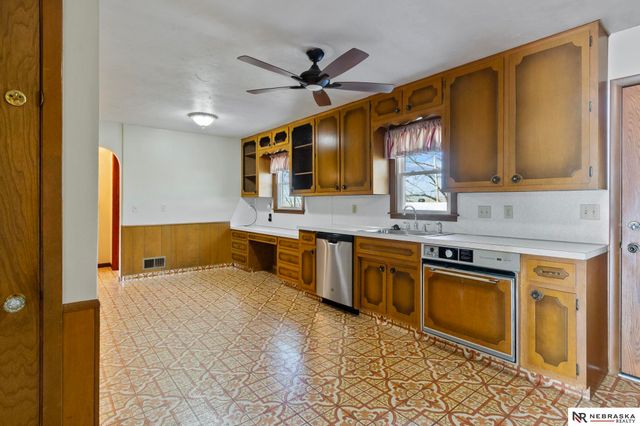 5610 R Street, Omaha, NE 68117