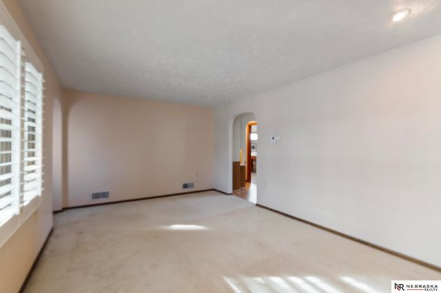 5610 R Street, Omaha, NE 68117