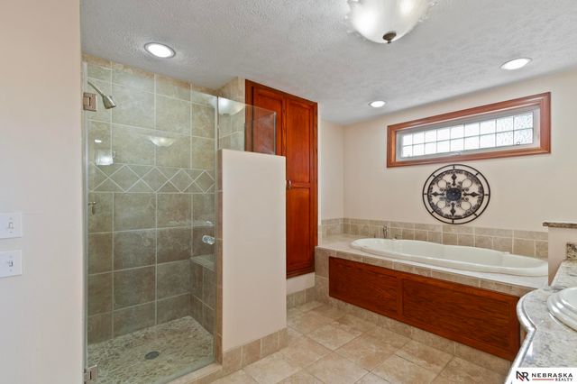 5610 R Street, Omaha, NE 68117