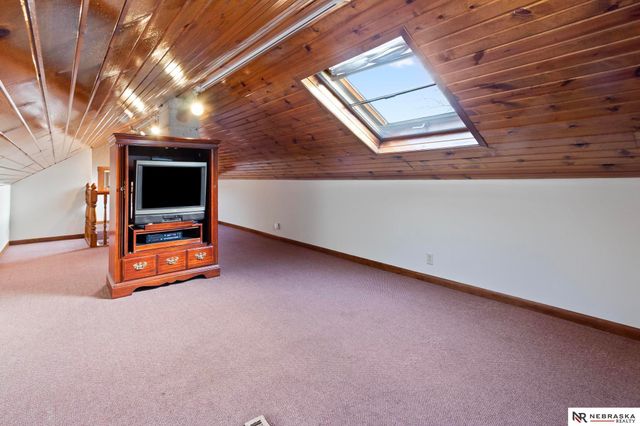 5610 R Street, Omaha, NE 68117