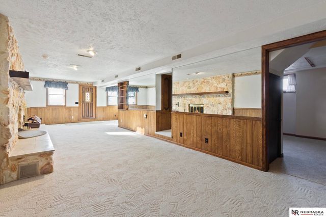 5610 R Street, Omaha, NE 68117