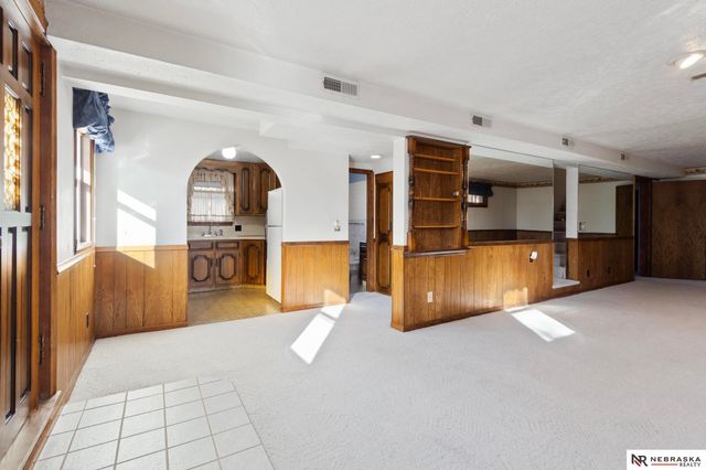 5610 R Street, Omaha, NE 68117