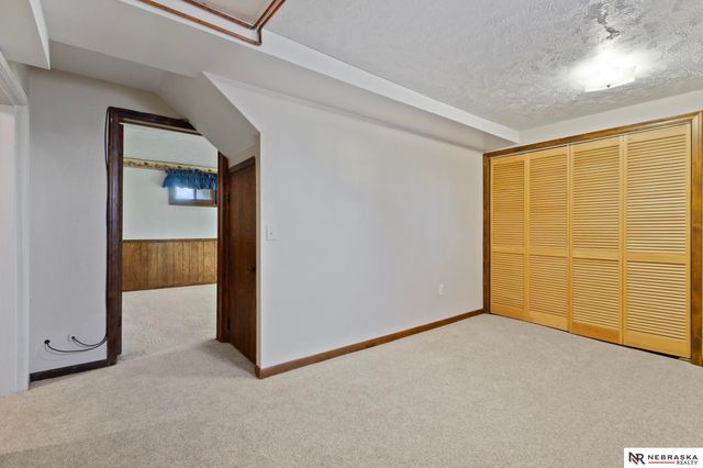 5610 R Street, Omaha, NE 68117