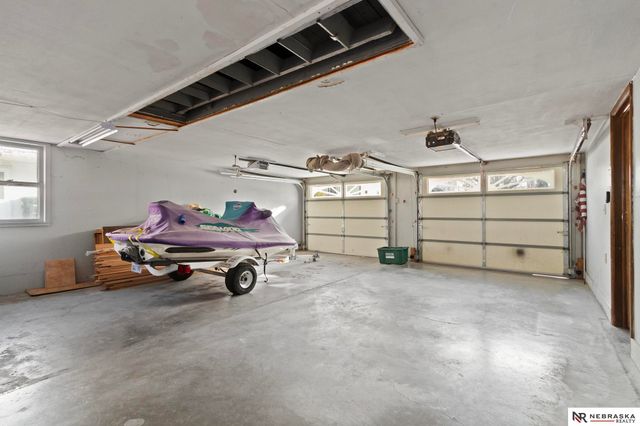 5610 R Street, Omaha, NE 68117