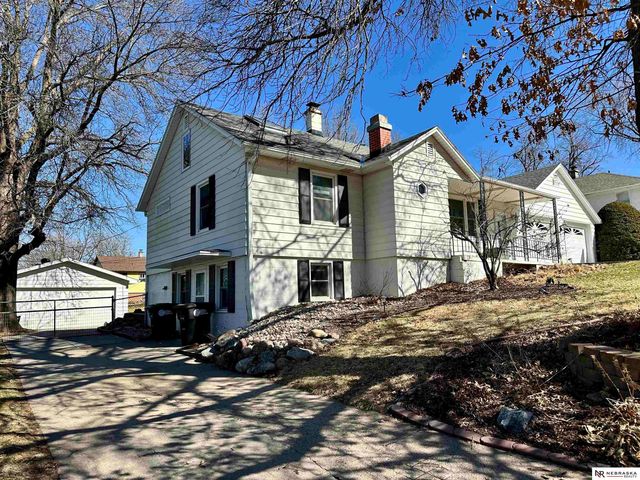 5610 R Street, Omaha, NE 68117