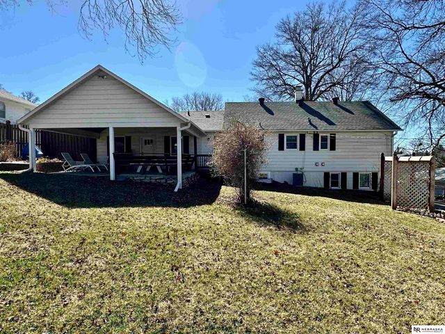 5610 R Street, Omaha, NE 68117