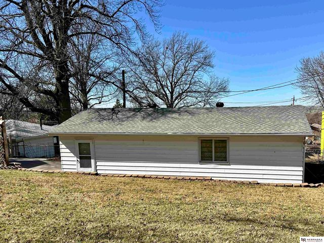 5610 R Street, Omaha, NE 68117