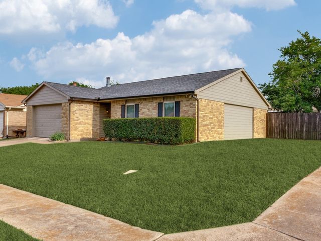 6900 Sandstone Court, Fort Worth, TX 76120